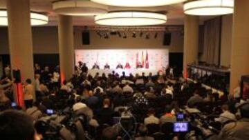 Los miembros de la candidatura de Madrid 2020 en una multitudinaria rueda de prensa en Buenos Aires.