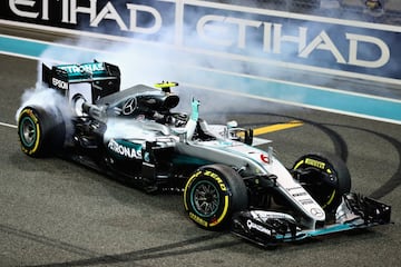 El alemán Nico Rosberg consiguió su primer y único título de campeón del mundo por delante de su compañero de equipo Lewis Hamilton en 2016. Mercedes se haría con el título de constructores. Su padre Keke Rosberg fue campeón en 1982 con el Williams FW08 con motor Ford.