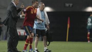 Ignacio Camacho se retira lesionado durante el partido ante Holanda.
