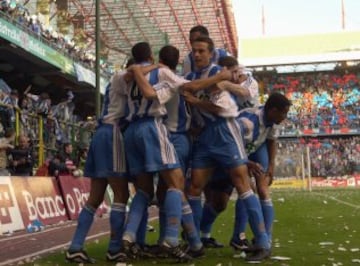 El equipo celebra el primer gol del partido obra de Donato.  