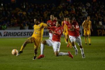 Con dos goles de Guerrón y uno más de Jesús Dueñas los Tigres iniciaron la Copa Libertadores 2015 en casa.