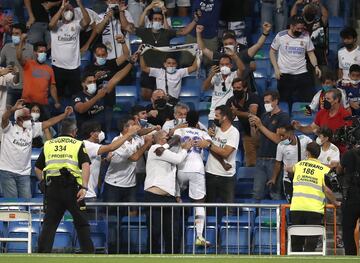 Vinicius anotó el 3-2. Celebración con los seguidores.