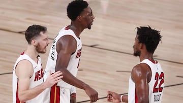 Kissimmee (United States), 17/09/2020.- Miami Heat guard Goran Dragic (L) of Slovenia, Miami Heat forward Bam Adebayo (C) and Miami Heat forward Jimmy Butler (R) celebrate at the conclusion of the NBA basketball Eastern Conference finals playoff game two between the Miami Heat and the Boston Celtics at the ESPN Wide World of Sports Complex in Kissimmee, Florida, USA, 17 September 2020. (Baloncesto, Eslovenia, Estados Unidos) EFE/EPA/ERIK S. LESSER SHUTTERSTOCK OUT