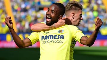 Villarreal's Congolese forward Cedric Bakambu (L) celebrates with Villarreal's midfielder Samuel Castillejo after scoring during the Spanish league football match Villarreal CF vs Club Deportivo Leganes SAD at La Ceramica stadium in Vila-real on April 22, 2017. / AFP PHOTO / JOSE JORDAN