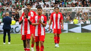 Los jugadores del Almería aplauden a sus aficionados.