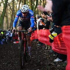 Van der Poel muestra su poderío por delante de Van Aert y Pidcock