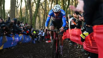 Van der Poel muestra su poderío por delante de Van Aert y Pidcock