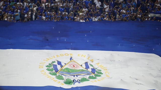 AMDEP3061. SAN SALVADOR (EL SALVADOR), 08/09/2025.- Aficionados de El Salvador asisten este lunes, a un partido por las eliminatorias a la Copa Mundial 2026 entre El Salvador y Surinam en el estadio Cuscatlán en San Salvador (El Salvador). EFE/ Rodrigo Sura