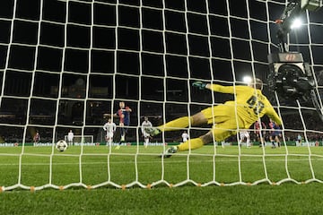 1-0. El delantero polaco lanza a la izquierda de Marco Bizot y engaña al guardameta del Brest en el minuto 9 de partido.