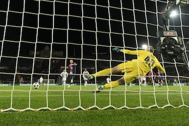 1-0. El delantero polaco lanza a la izquierda de Marco Bizot y engaña al guardameta del Brest en el minuto 9 de partido.