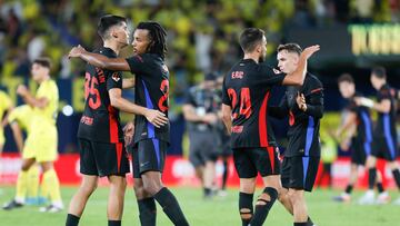 Los blaugranas celebran los tres puntos obtenidos en la casas del Villareal