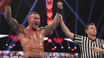 Randy Orton celebra su victoria en el Raw del 31 de agosto de 2020.