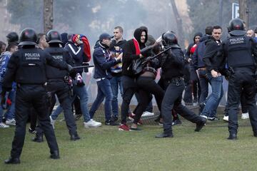 Varios centenares de seguidores radicales del Olympique Lyon se han concentrado en la plaza Artós de Barcelona desde donde se dirigirán al Camp Nou para presenciar el partido de vuelta de octavos de final de la Liga de Campeones donde los franceses se enfrentarán al FC Barcelona.