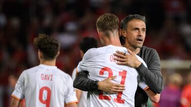 Spain's coach Luis Enrique (R) reacts with Spain's forward Dani Olmo at the end of the UEFA Nations League - League A Group 2 football match between Switzerland and Spain at the Stade de Geneve in Geneva, on June 9, 2022. (Photo by Fabrice COFFRINI / AFP)