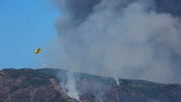 GRAF8080. ESTEPONA (MÁLAGA), 11/09/2021.- Un hidroavión sobrevuela la zona quemada por el fuego del incendio de Sierra Bermeja, que afecta a la localidad de Estepona y que ha obligado a desalojar a más de 1.000 vecinos por la proximidad de las llamas a sus viviendas. EFE/Daniel Pérez
