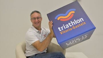 Eduardo Mart&iacute;nez, director del Triatl&oacute;n Internacional de Vitoria, posa para la entrevista con AS.