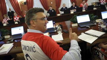 Andrej Plenkovic durante una reunión política con la camiseta de la selección croata.