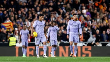 Los jugadores del Madrid con la segunda equipación del año pasado.