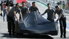 GRA133. MONTMEL&Oacute; (BARCELONA), 12/05/2017.- El monoplaza del piloto espa&ntilde;ol de McLaren Honda, Fernando Alonso, es conducido al box por sus mec&aacute;nicos tras averiarse durante la primera sesi&oacute;n matinal de entrenamientos libres del GP de Espa&ntilde;a de F&oacute;rmula Uno, en el circuito de Barcelona-Catalunya. EFE/Andreu Dalmau