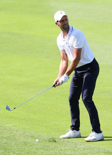 Novak Djokovic golpea su segundo tiro en el primer hoyo durante el torneo. 