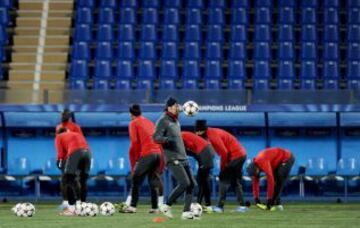 Los jugadores del Atlético durante una sesión de entrenamiento en el estadio Petrovsky de San Petersburgo. El Atlético de Madrid se enfrentará al Zenit de San Petersburgo mañana en champions league