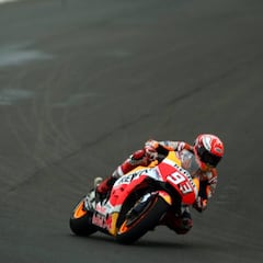 Márquez la lía en la victoria de Crutchlow y el podio de Rins