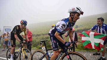 Julian Alaphilippe, junto a Van Aert, en una imagen de archivo.