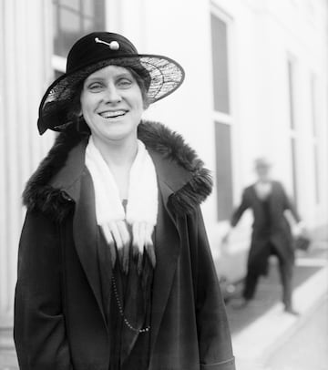El 5 de enero, Ross se convirti¨® en la primera gobernadora mujer de un estado de los Estados Unidos. Fue la 14? gobernadora de Wyoming entre 1925 y 1927. Despu¨¦s lleg¨® a ser directora de la Casa de la Moneda de los Estados Unidos de 1933 a 1953.