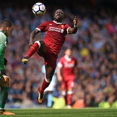 Brutal patada de Mané a Ederson