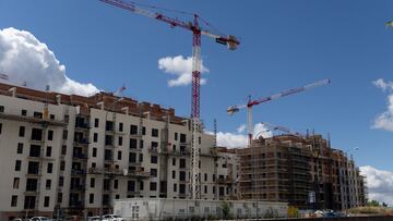 Obras en bloques de vivienda, a 17 de mayo de 2024, en Madrid (España). Las compraventas de viviendas retomó de nuevo las caídas en marzo con un descenso del 19,3 % interanual, de forma que en el primer trimestre del año acumula un recorte del 5,6 %, según los datos difundidos este jueves por el Instituto Nacional de Estadística (INE).
17 MAYO 2024;COMPRA;VIVIENDAS;ALQUILER;PISOS
Eduardo Parra / Europa Press
17/05/2024