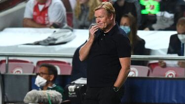Barcelona's Dutch coach Ronald Koeman reacts during the UEFA Champions League first round group E footbal match between Benfica and Barcelona at the Luz stadium in Lisbon on September 29, 2021. (Photo by PATRICIA DE MELO MOREIRA / AFP)