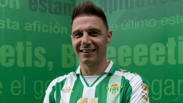 Joaquín posa con la camiseta de la final.