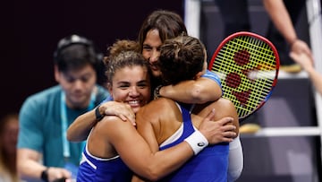 Jasmine Paolini y Sara Errani celebran con la capitana de Italia, Tathiana Garbin, su triunfo ante Ucrania.