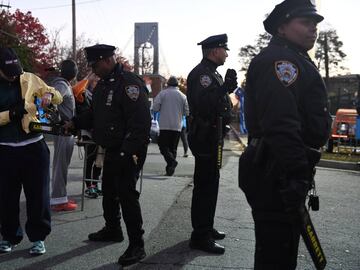 Fuertes medidas de seguridad antes del inicio de la Maratón de Nueva York en el Verrazzano Bridge.
