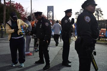 Fuertes medidas de seguridad antes del inicio de la Maratón de Nueva York en el Verrazzano Bridge.
