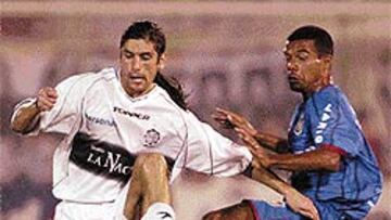 <b>EN LA IDA</b>. Cordoba disputa un balón durante el partido de ida.