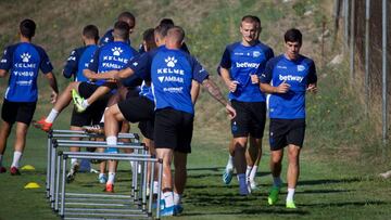 GRAFCAV7258. VITORIA (&Aacute;LAVA), 16/08/2019.-El capit&aacute;n del Deportivo Alav&eacute;s, Manu Garc&iacute;a (d), y el central brasile&ntilde;o Rodrigo Ely (2d), entre otros, durante el entrenamiento que el equipo ha realizado este viernes, para pre