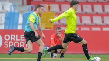 26-10-24. DUBASIN, OLAETXEA Y ALBÉS, AL FONDO, EN UN ENTRENAMIENTO DEL SPORTING.