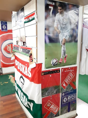 En la Football Shop usan su imagen para atraer clientes que compren recuerdos, detalles, o productos ofciales de la Eurocopa.