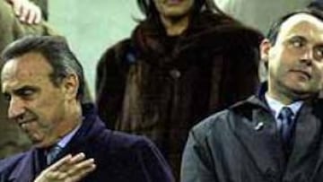 <b>SE VA DEL BARÇA.</b> Joan Castells renuncia a su cargo de vicepresidente primero del FC Barcelona, lo que supone la quinta dimisión de un vicepresidente durante dos años y medio de mandato de Gaspart.