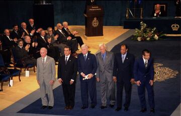 En el año 2002 Brasil logró su quinto Campeonato del Mundo de fútbol, algo que nadie más ha conseguido en la historia. Además de lo estrictamente deportivo, el jurado quiso reseñar los valores de integración social que el fútbol tiene en ese país y el sentimiento de pasión compartida por sus ciudadanos. 