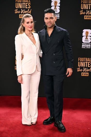Radamel Falcao, futbolista colombiano el cual se encuentra en la actualidad como agente libre, junto a su esposa, Lorelei Taron, cantante y artista argentina, también conocida por ser la esposa del futbolista colombiano Radamel Falcao García.