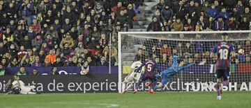 El jugador del Levante, Roger, marca el 1-1.