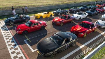 Desfile de Mazda MX-5, el auto convertible más vendido en el mundo, rompe Récord Guinness