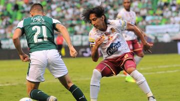 Nicolás Benedetti ante la marca de Rafael Robayo en el partido entre Deportivo Cali y Tolima por la fecha 11 de la Liga Águila II-2018