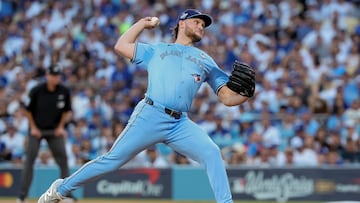 LOS ANGELES (United States), 29/10/2025.- Toronto Blue Jays pitcher Trey Yesavage delivers to a Los Angeles Dodgers batter during the first inning of the MLB World Series game five between the Toronto Blue Jays and the Los Angeles Dodgers in Los Angeles, California, USA, 29 October 2025. EFE/EPA/ALLISON DINNER