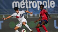 Paris Saint-Germain's Portuguese midfielder #17 Vitinha (L) fights for the ball with Clermont-Ferrand's Malian defender #15 Cheick Oumar Konate during the French L1 football match between Clermont Foot 63 and Paris Saint-Germain (PSG) at Stade Gabriel Montpied in Clermont-Ferrand, central France on September 30, 2023. (Photo by OLIVIER CHASSIGNOLE / AFP)