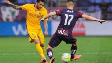Dani Alves durante el partido ante el Eibar.