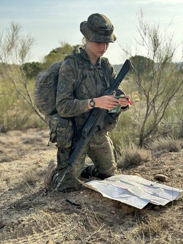 La princesa Leonor observa unos mapas durante la instrucción militar de Zaragoza. 