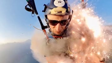 Un paracaidista se prende fuego en pleno vuelo.